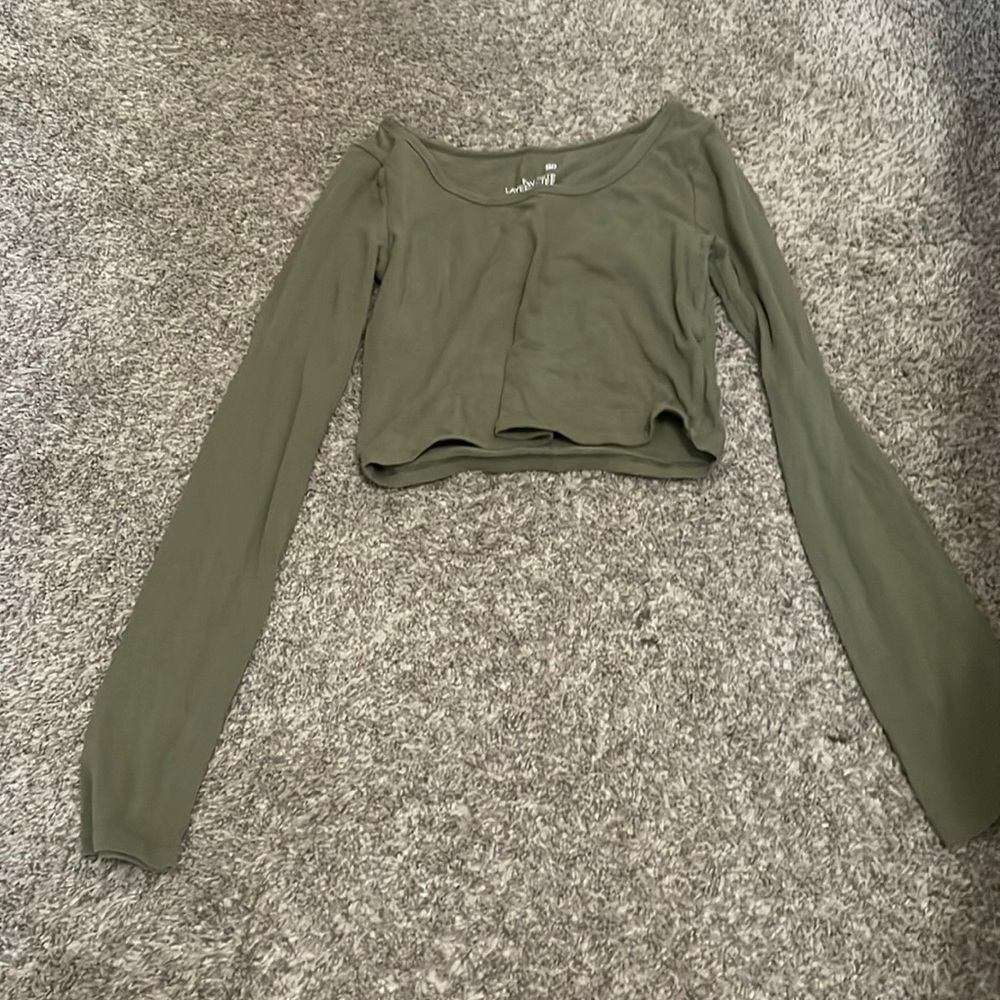 Rarely worn army green crop top with long sleeves!!!